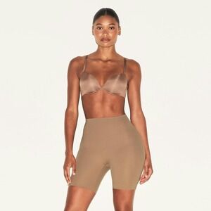 SKIMS Hip Sculpting Mid Thigh Short Nude Shapewear Size M New With Tags